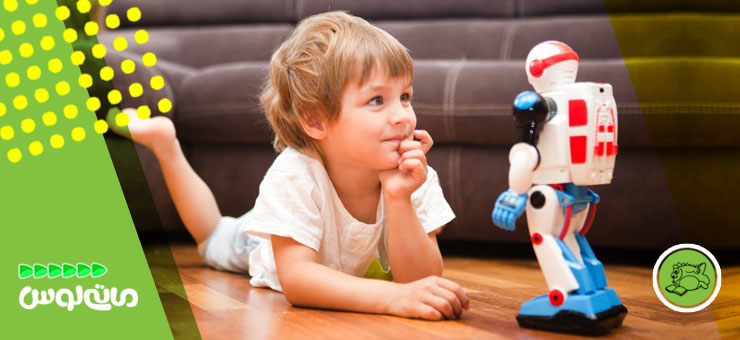 پسربچه درحال نگاه کردن به اسباب بازی ربات