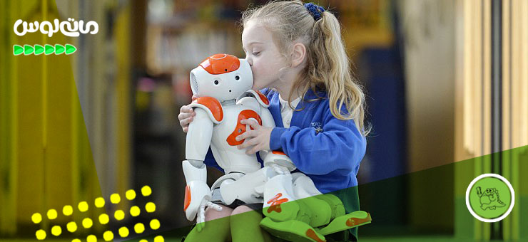 دختر بچه در حال بوسیدن رباتش