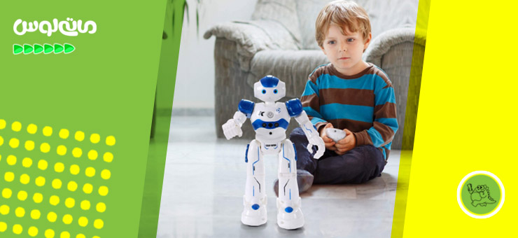 پسربچه با اساب بازی ربات بازی می کند