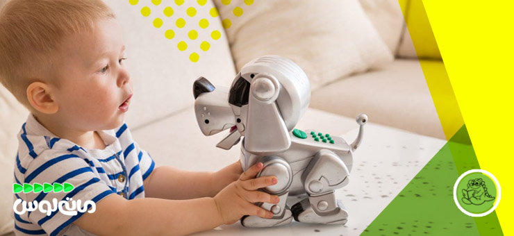 پسربچه در حال بازی با اسباب بازی ربات سگ