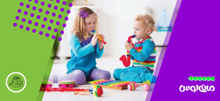 دختر و پسر در حال بازی با اسباب بازی موزیکال