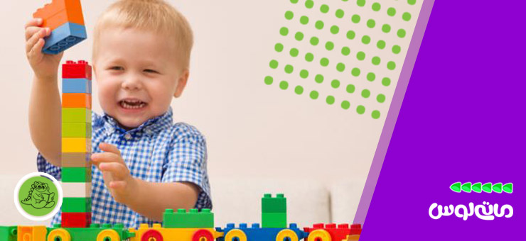 پسربچه درحال بازی با لگو