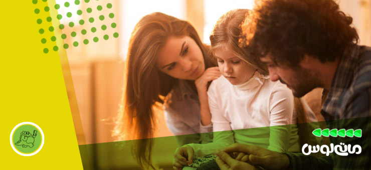 پدر و مادر در حال متقاعد کردن یک دختربچه لجباز