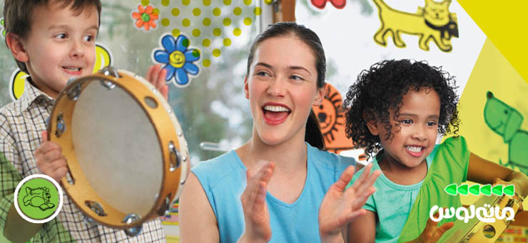 مادر و فرزندانش درحال نواختن دف