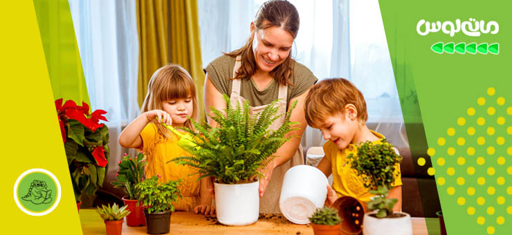 مادر به همراه فرزندانش در حال کاشتن گیاه هستند