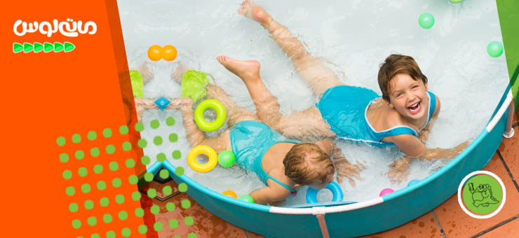 دو پسر بچه درحال شنا در استخر بادی پر از آب