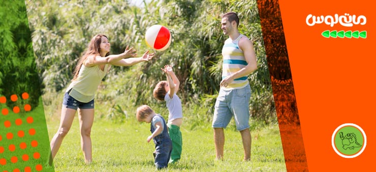 خانواده در حال توپ بازی در فضای باز