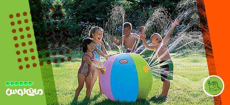 کودکان در حال بازی با توپ پر از آب