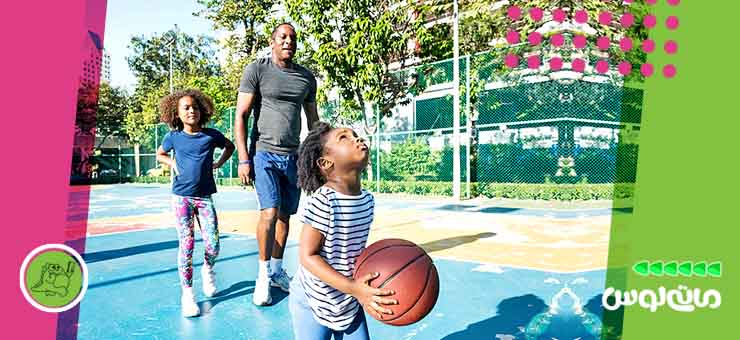 کودک در حال بسکتبال بازی کردن