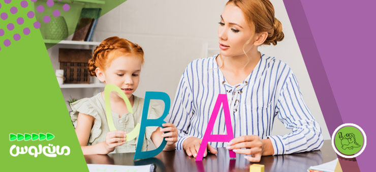 مادر در حال آموزش حروف انگلیسی به دخترش