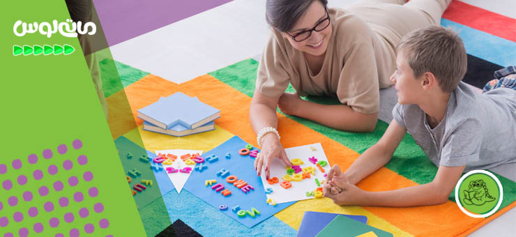 مادر در حال یاد دادن زبان انگلیسی به پسرش