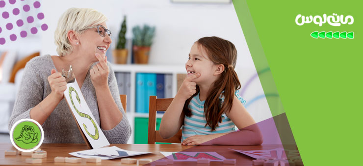 مادربزرگ در حال آموزش حروف انگلیسی به نوه دخترش