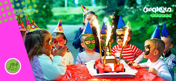 کودکان دور کیک در جشن تولد