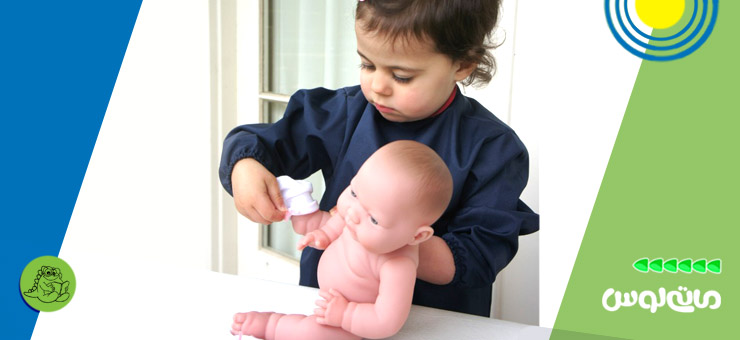 بچه در حال عوض کردن پوشک عروسک نوزادی
