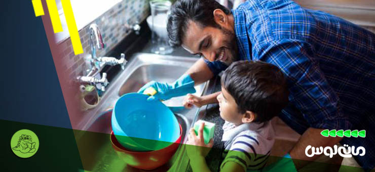 پدر و پسر درحال شستن ظرف ها برای افزایش حس مسئولیت پذیری در کودکان