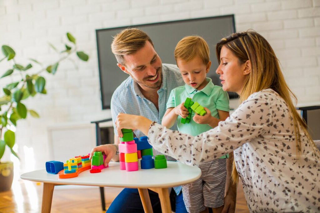 بازی کردن کودک با والدین